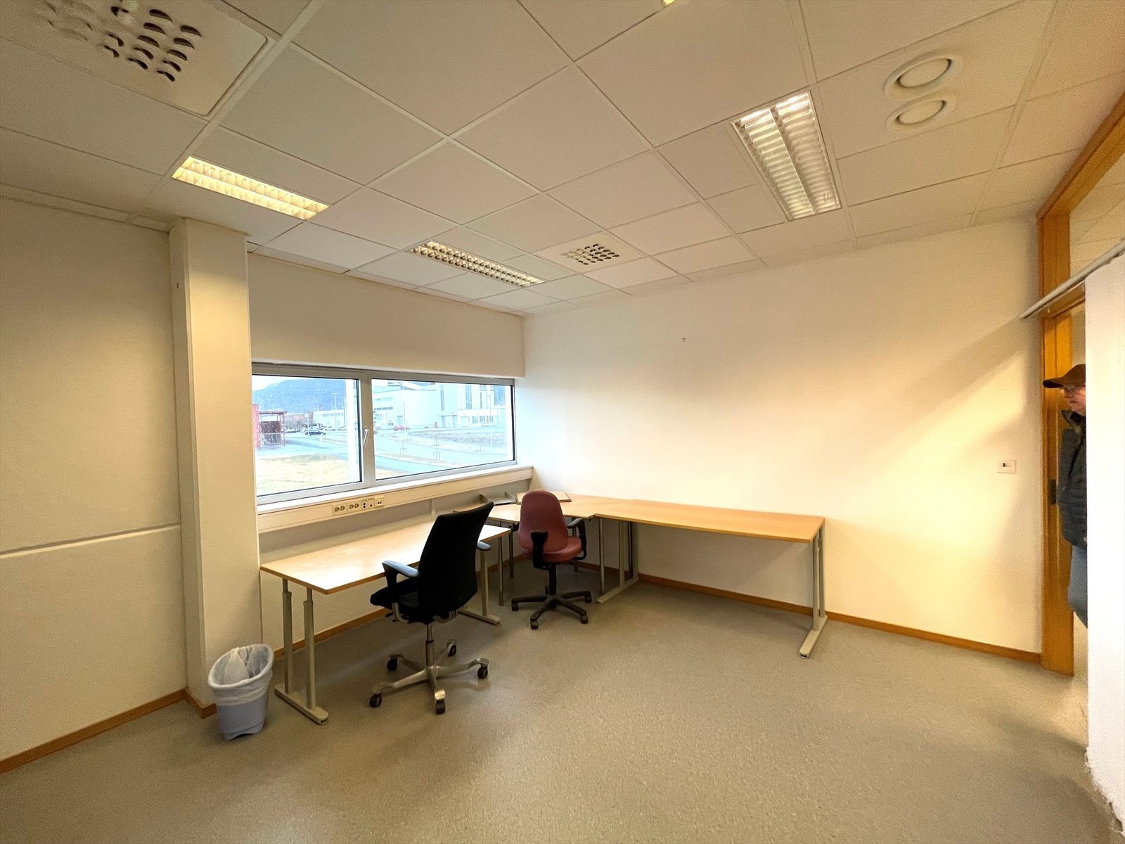 2. etasje stort cellekontor ca. 13 kvm BTA.jpg Galleribilde