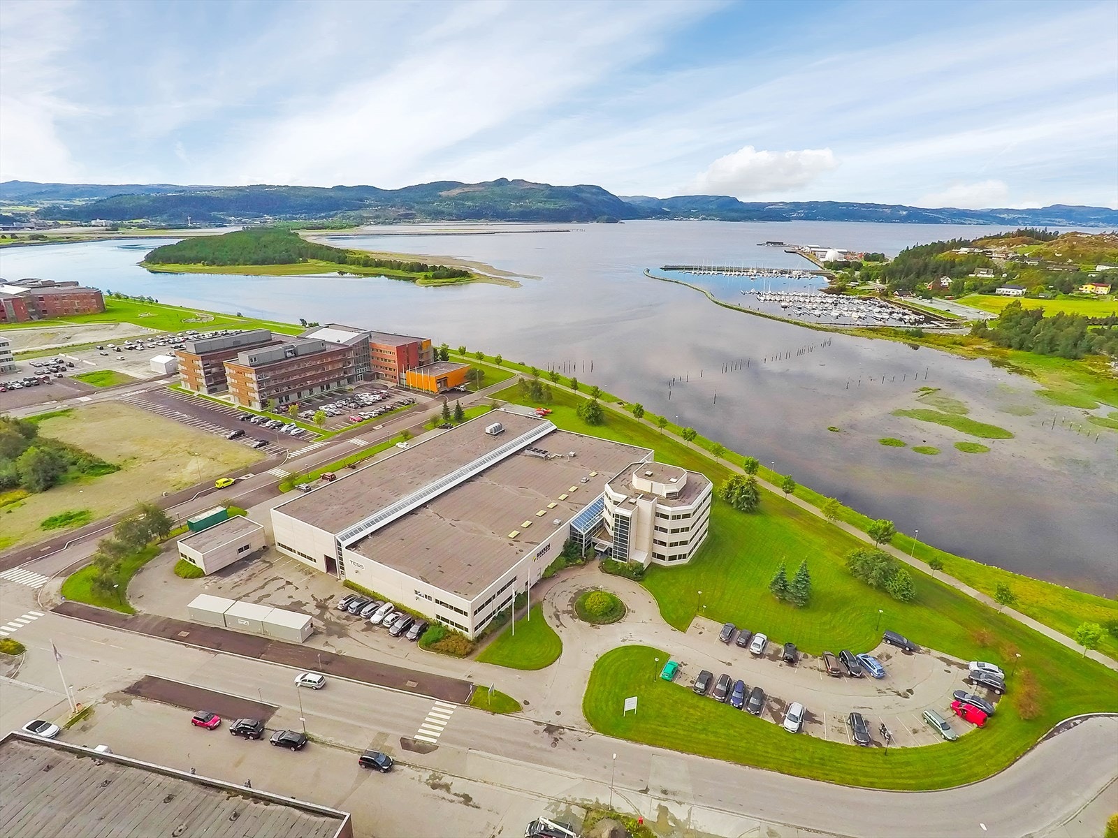 Eiendommen ligger sentralt på Tangen i Stjørdal nært E6. Galleribilde