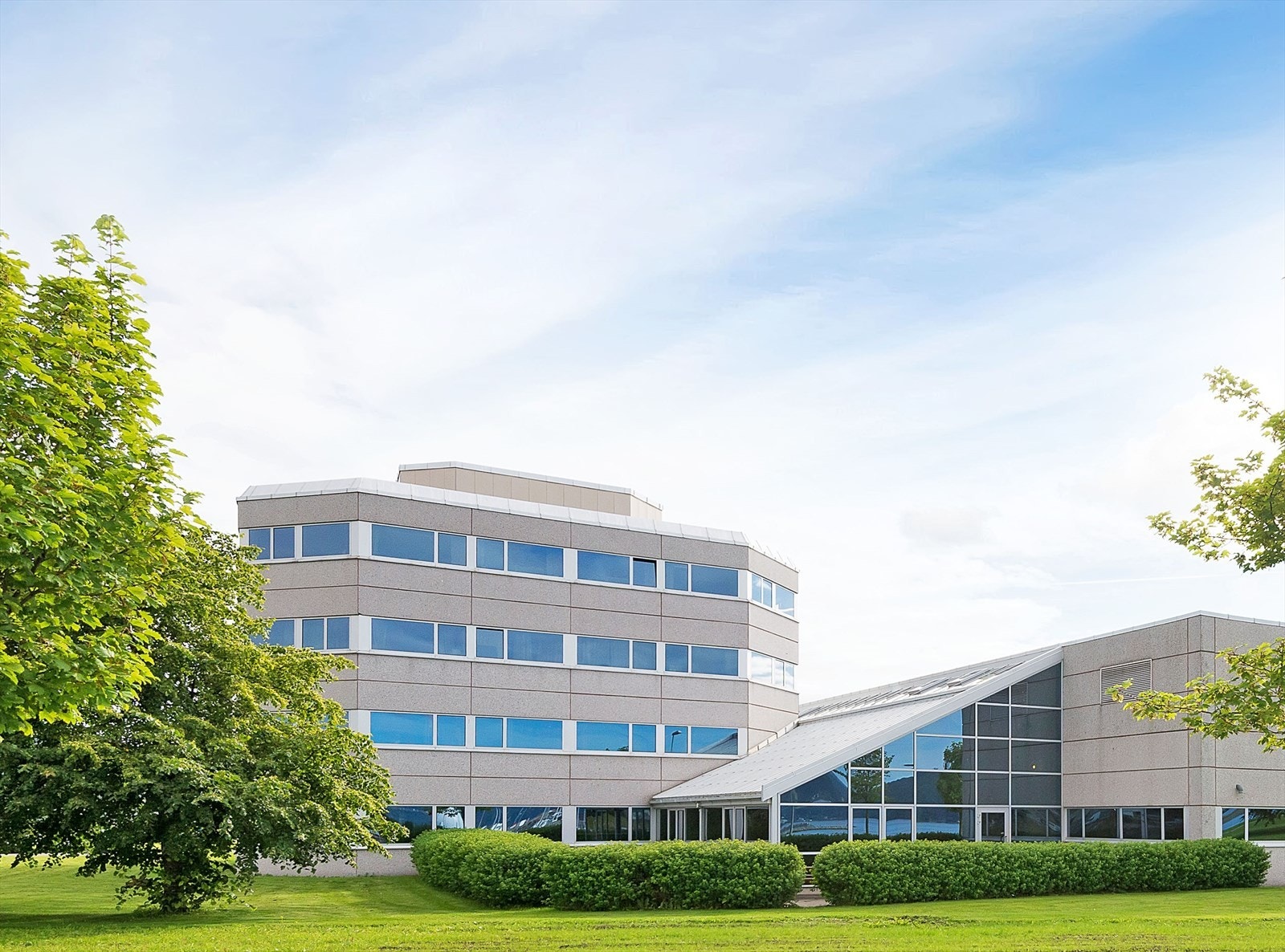 Fasade kontorbygg og kantine mot fjorden Galleribilde