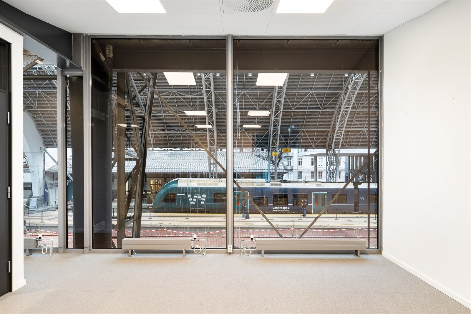 Underholdende utsikt inn på jernbanestasjonen Galleribilde