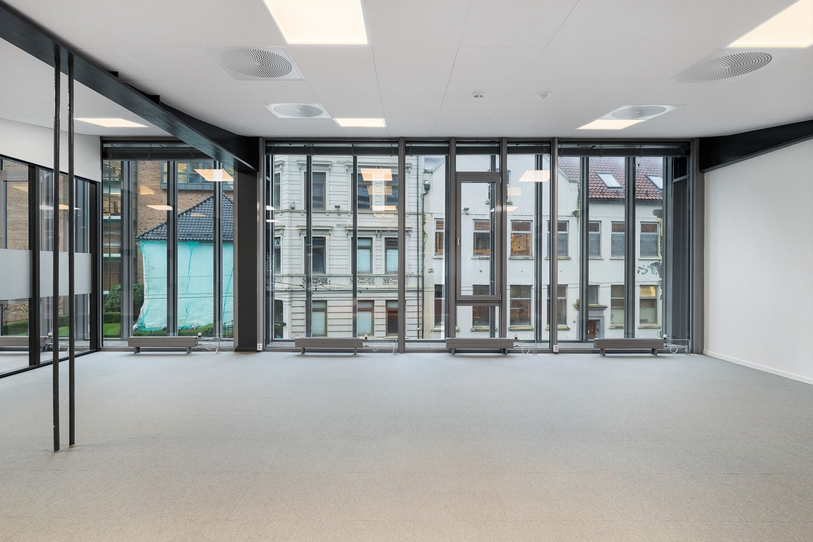 Luftige lokaler med god takhøyde og store vinduer Galleribilde