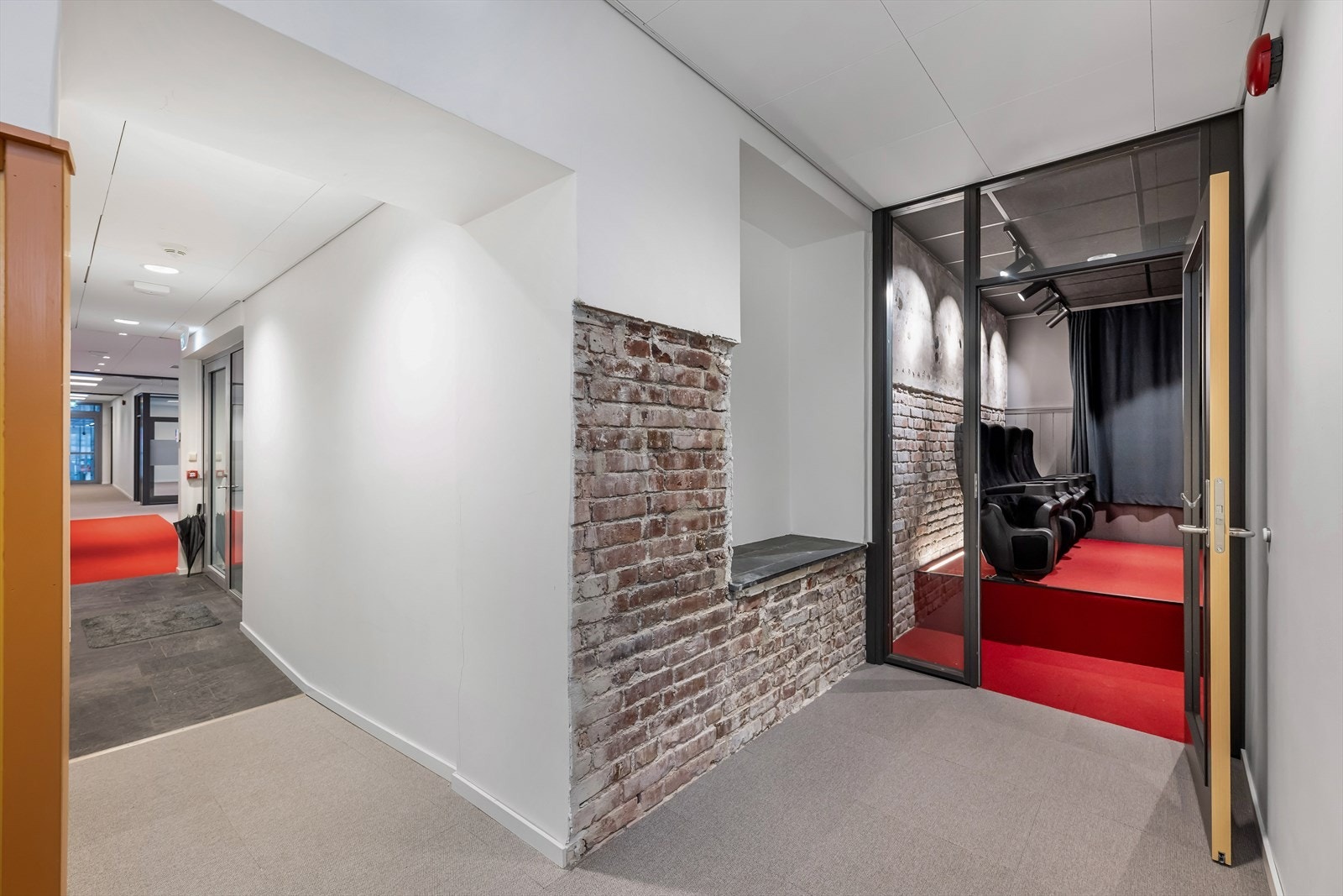 Inngangspartiet til lokalene ligger midt i lokalet mellom ny og eldre del Galleribilde