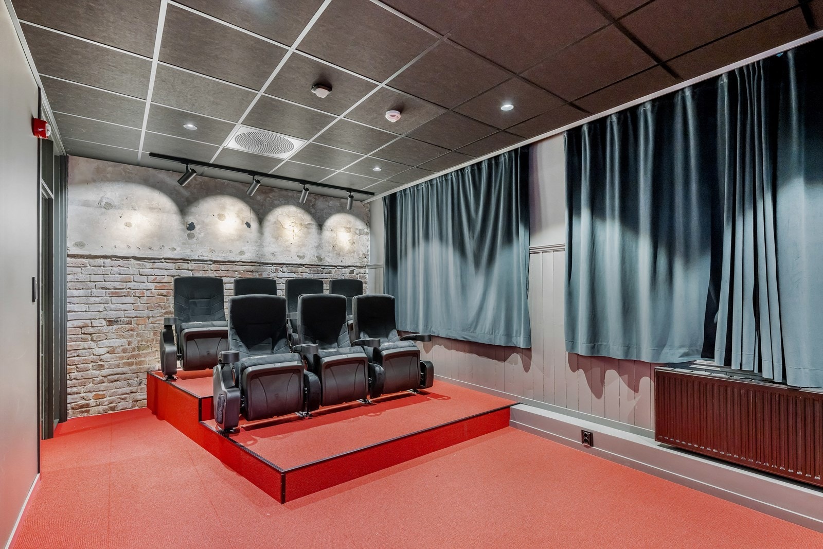 Lokalene har en egen kinosal med 7 stoler Galleribilde