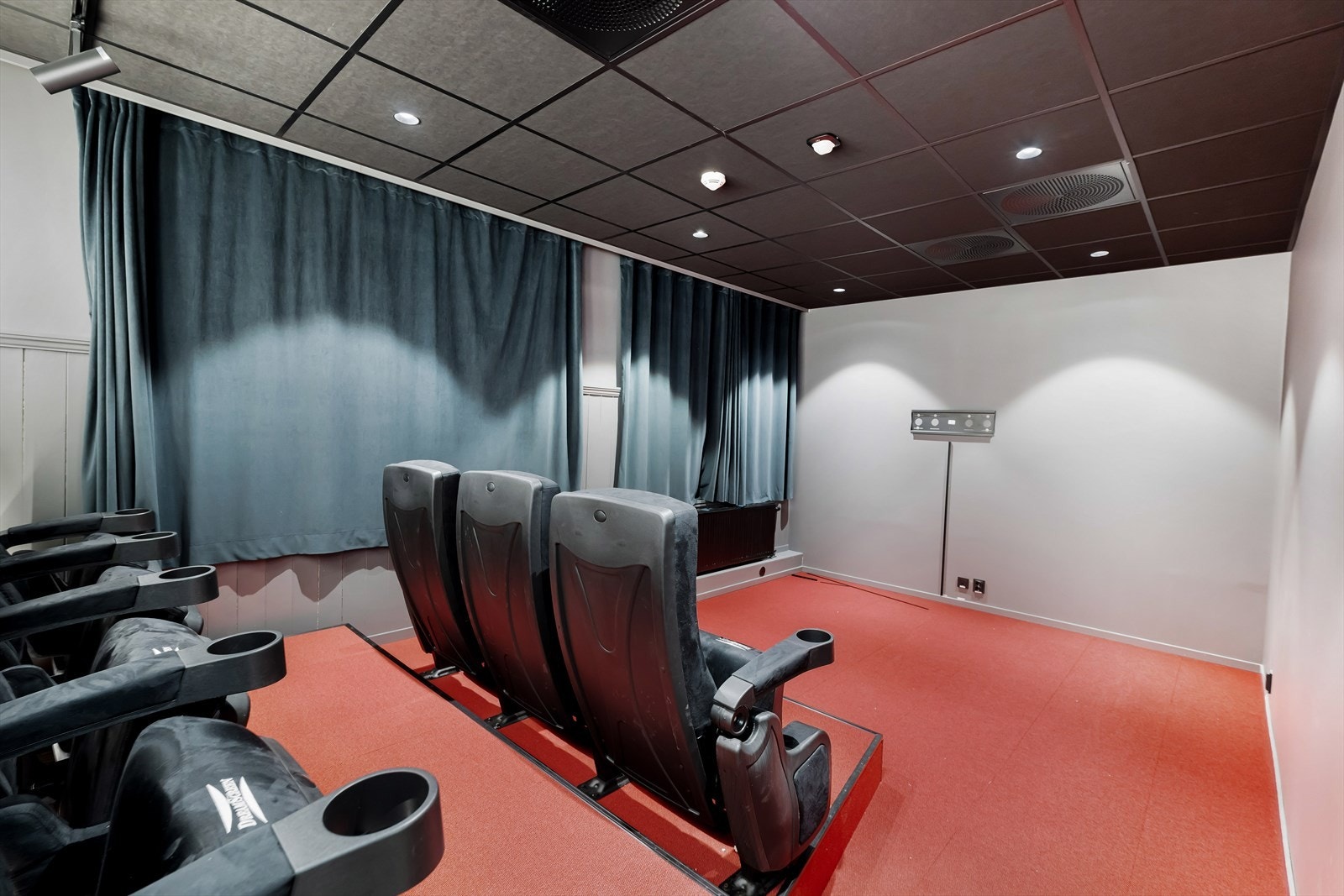 Lokalene har en egen kinosal med 7 stoler Galleribilde