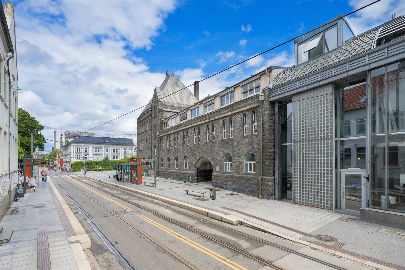 Inngangspartiet til lokalene ligger på bybanestopp Galleribilde