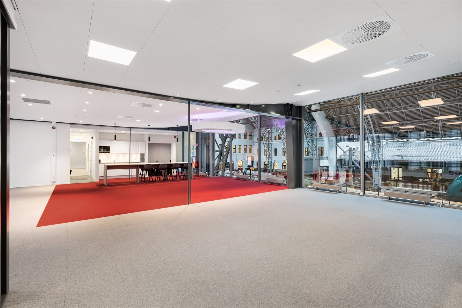 Sosial sone, store vinduer og god takhøyde Galleribilde