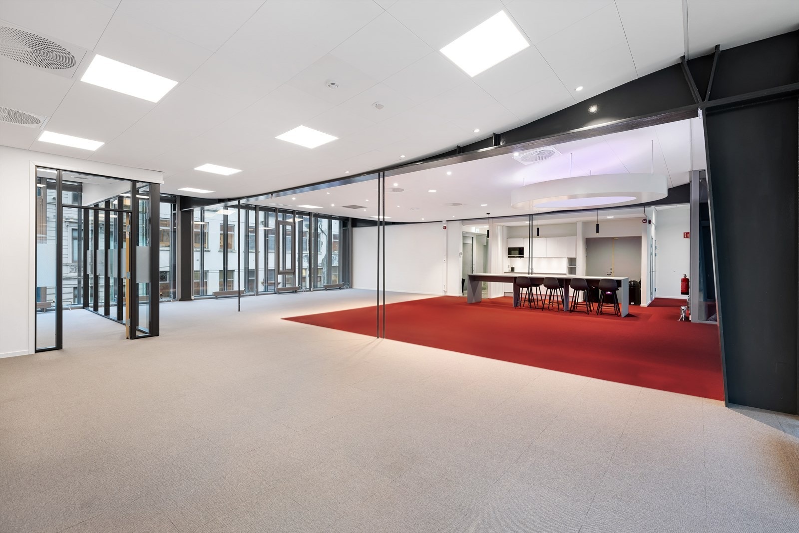 Sosial sone, store vinduer og god takhøyde Galleribilde