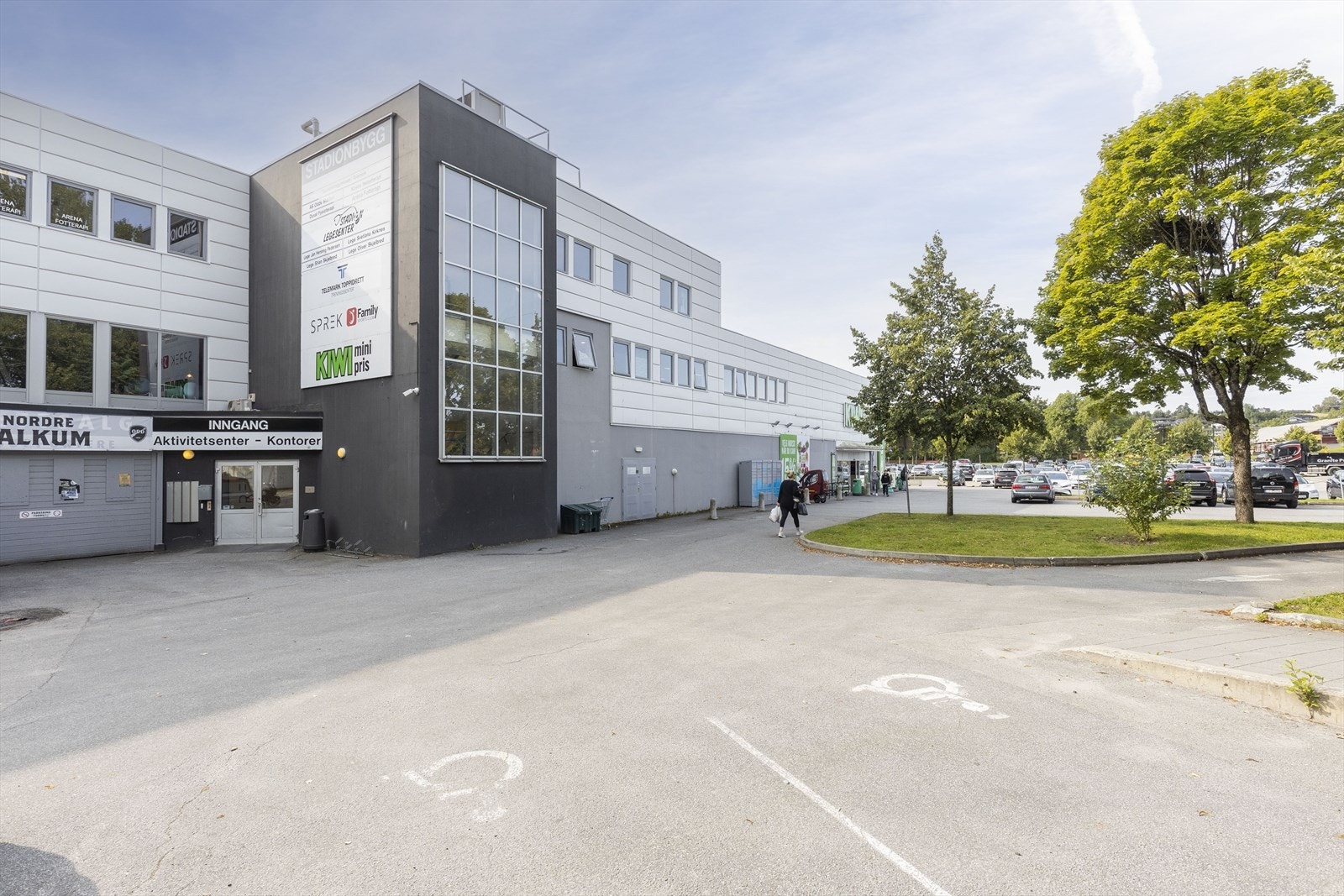 Felles inngang med flere av senterets bedrifter. Galleribilde