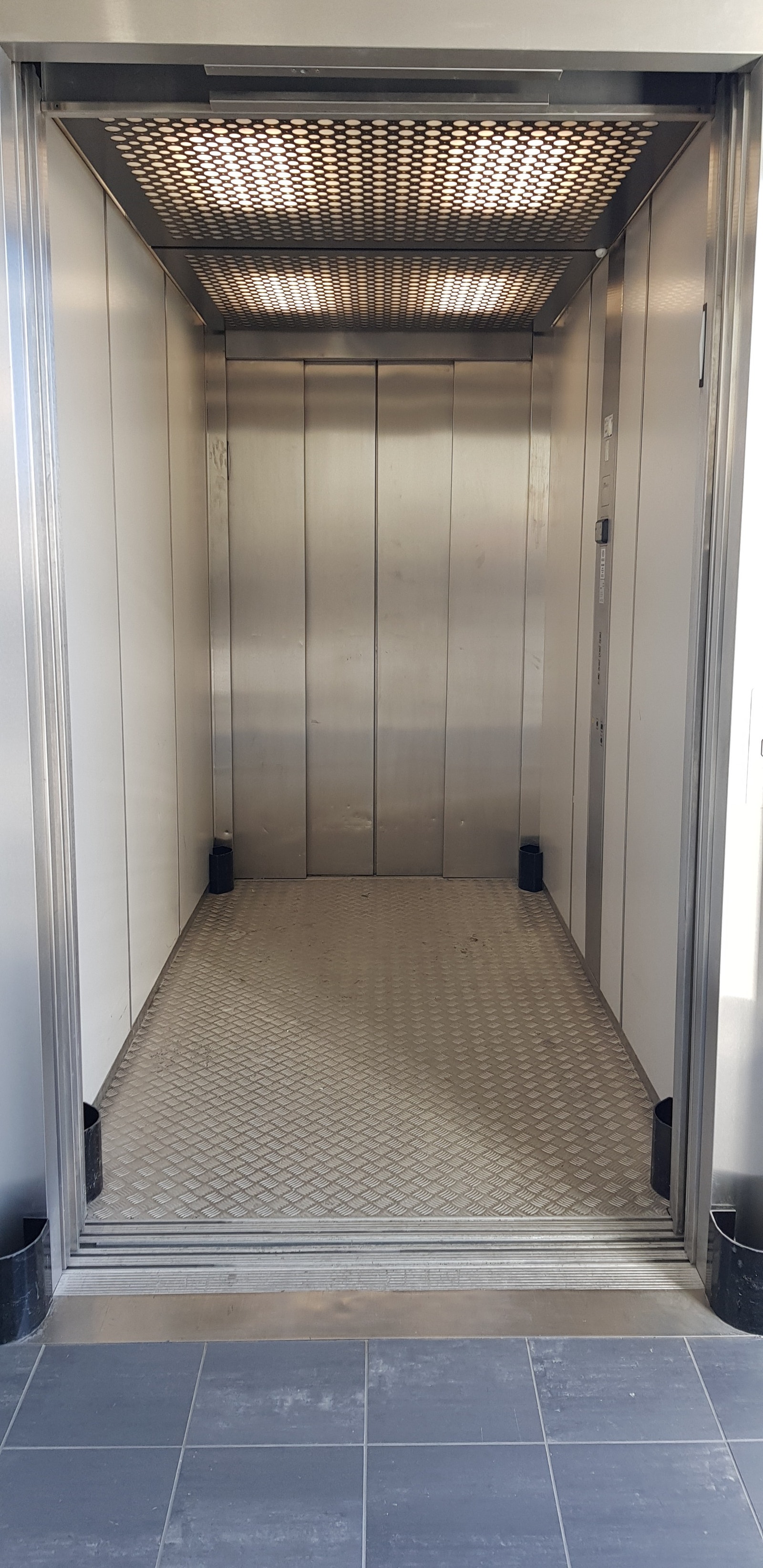 Vare- og personheis. Galleribilde