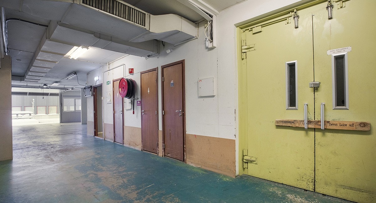 Det går også vareheis opp fra 2. til 3. etasje. Heisen er 2,5 m lang og 2 m bred med en takhøyde på 2,3 m Galleribilde