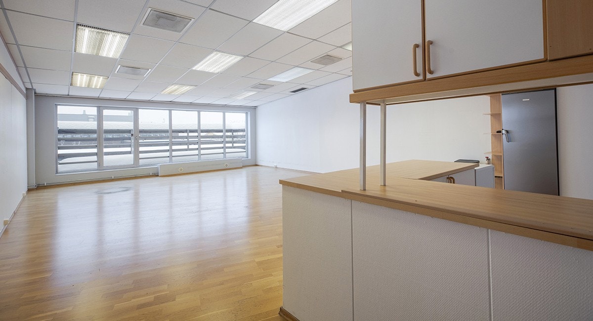 Kontoret har eget kjøkken med god spiseplass og utgang til en vestvendt terrasse Galleribilde