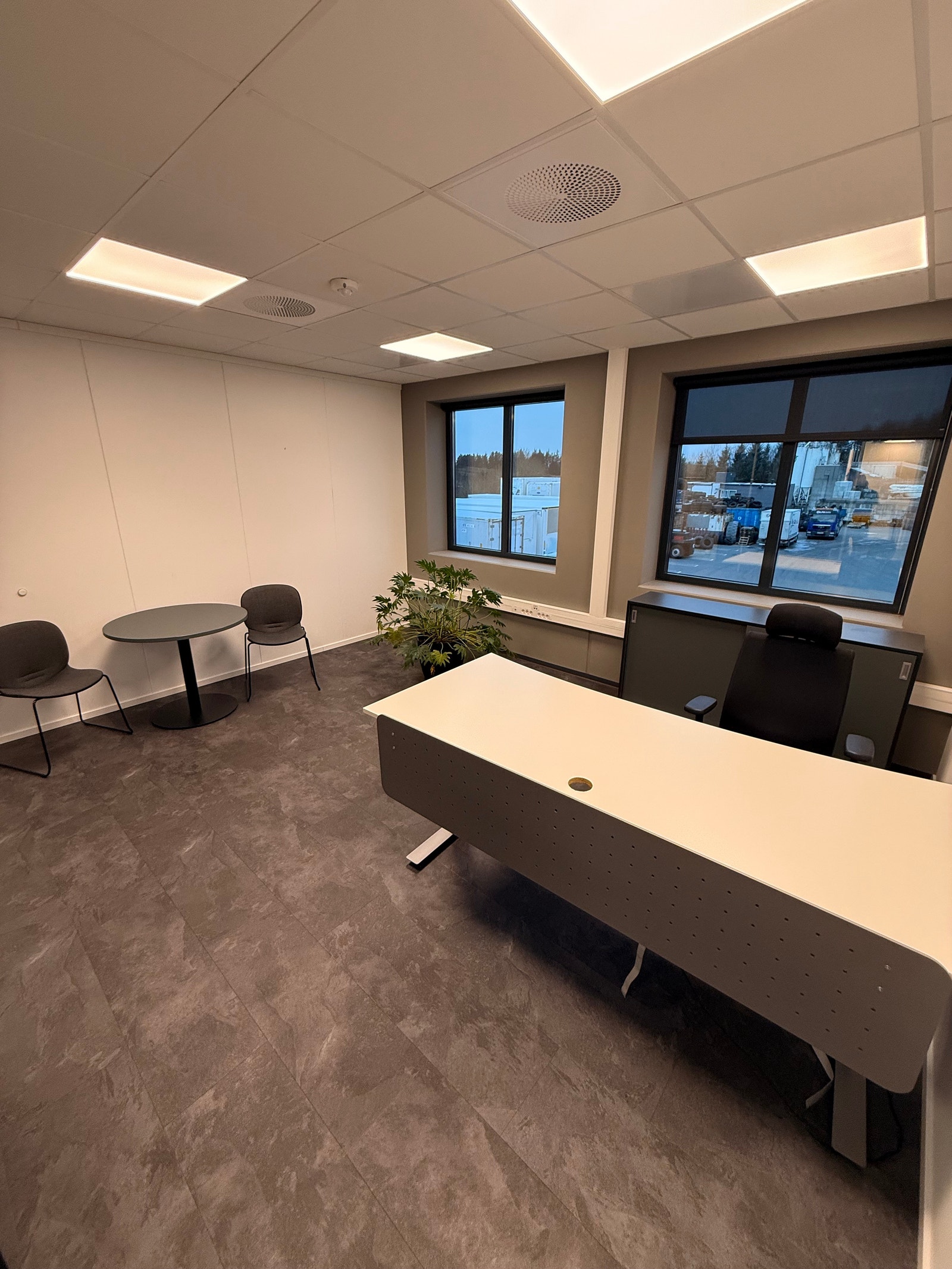 Kontor 19 kvm, med mulighet for eget møtebord Galleribilde