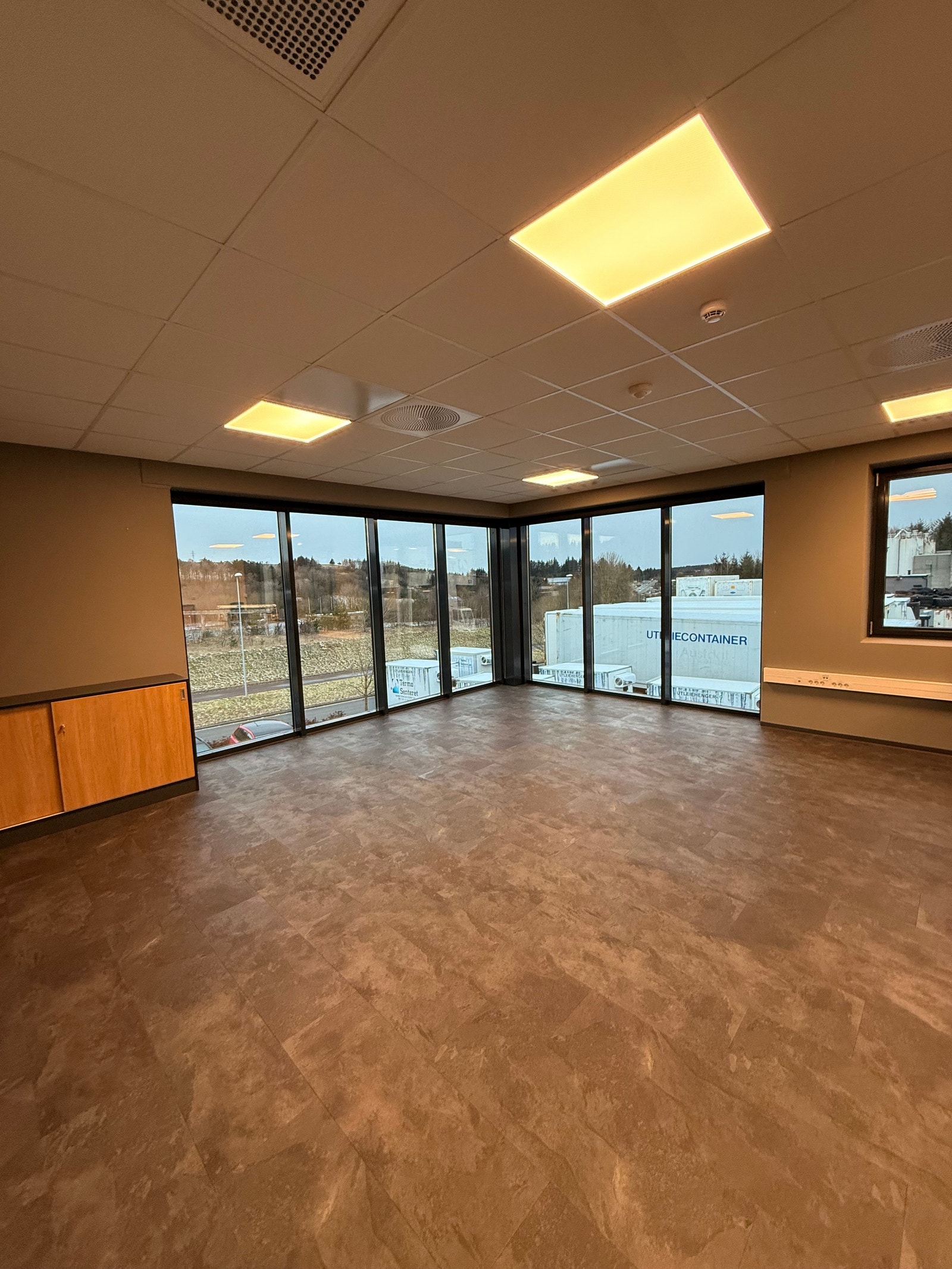 Kontor 43kvm, med mulighet for eget møtebord Galleribilde