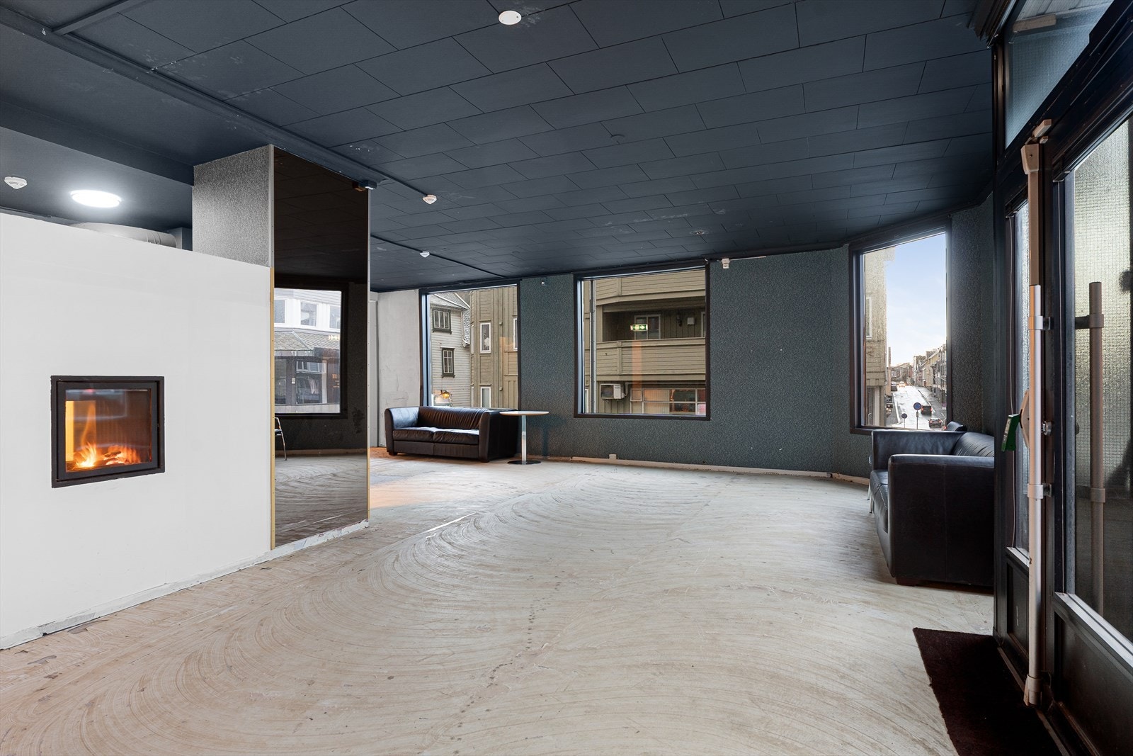 Store vindusflater som gir godt lys og god eksponering Galleribilde