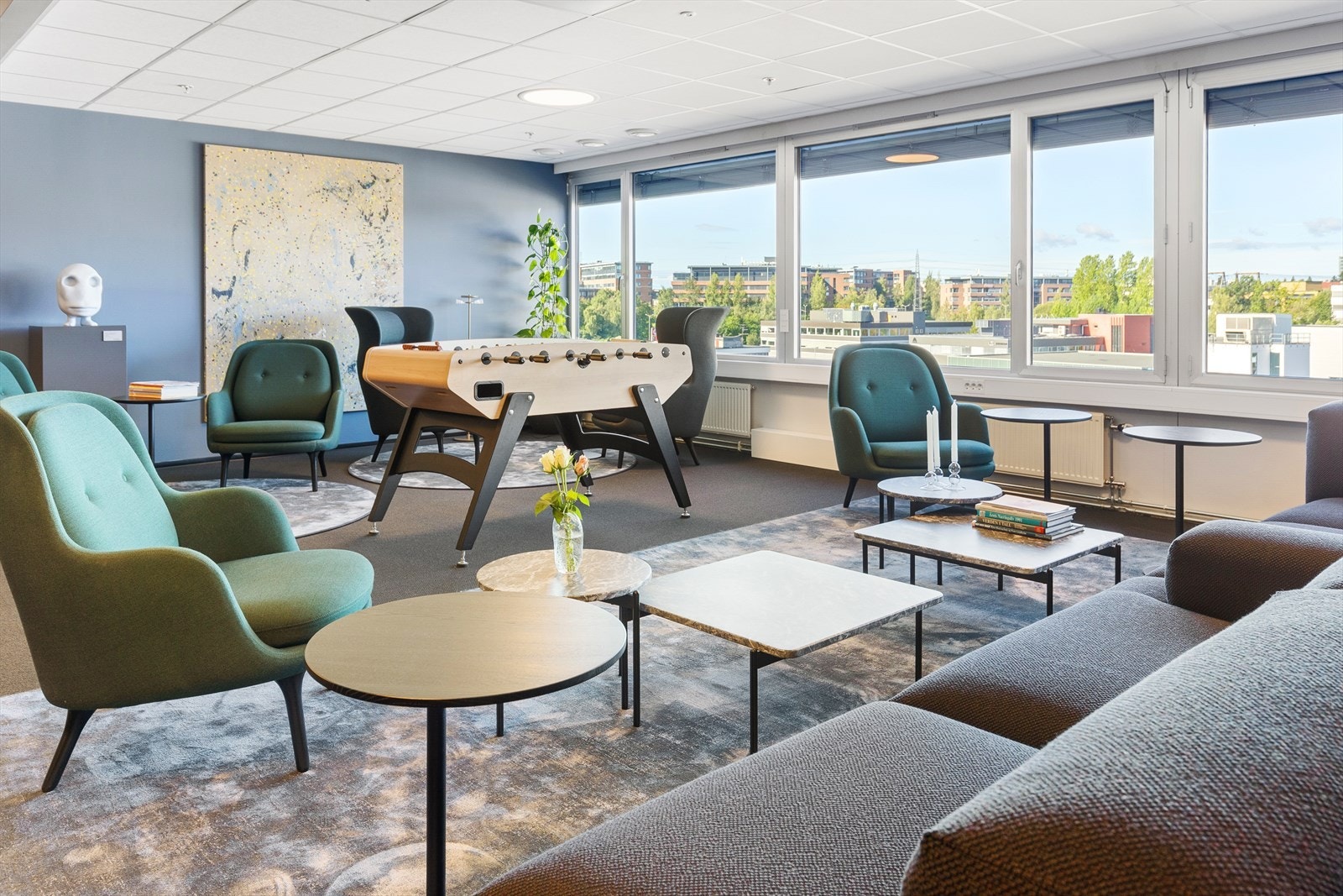 Etasjene kjennetegnes romslige arealflater og store vindusflater med utsikt. Galleribilde