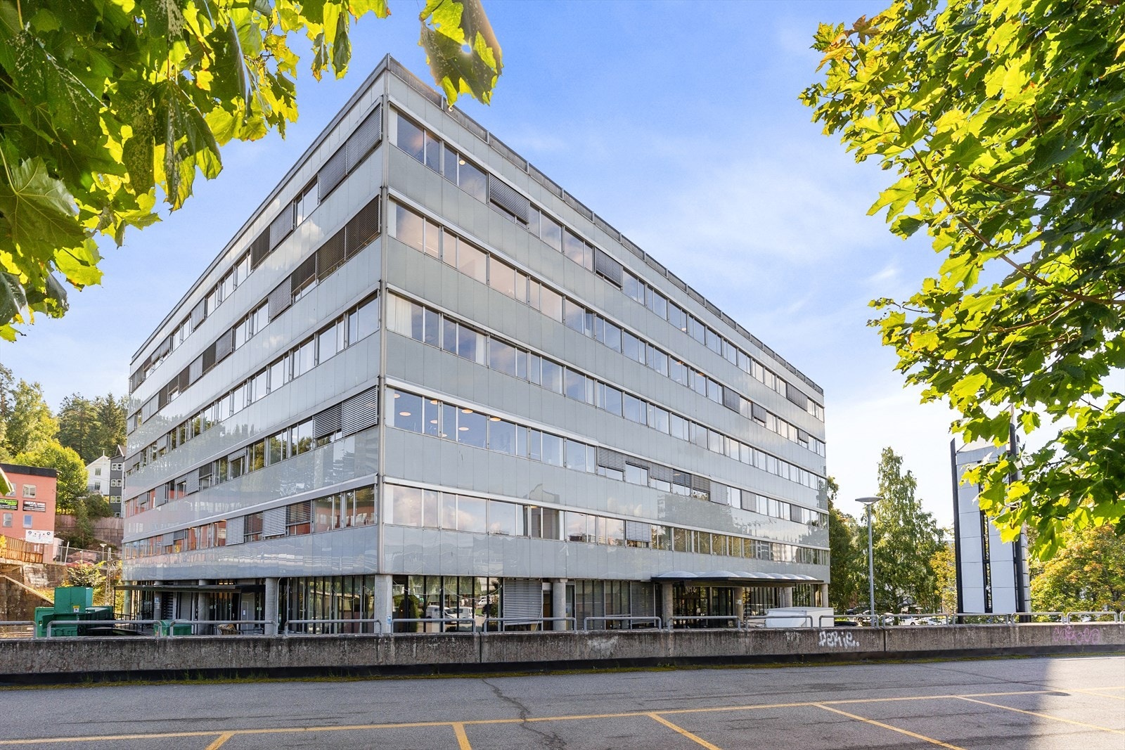 Bygget har meget god parkeringsdekning Galleribilde