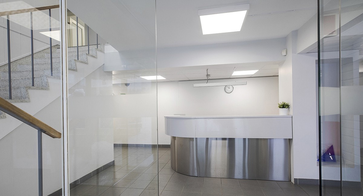 1. etasje (206 kvm BTA) - pent resepsjonsområde i ledig kontorlokale. På venstre side går det interntrapp opp til kontorlokalet på 295 kvm BTA i 2. etasje Galleribilde