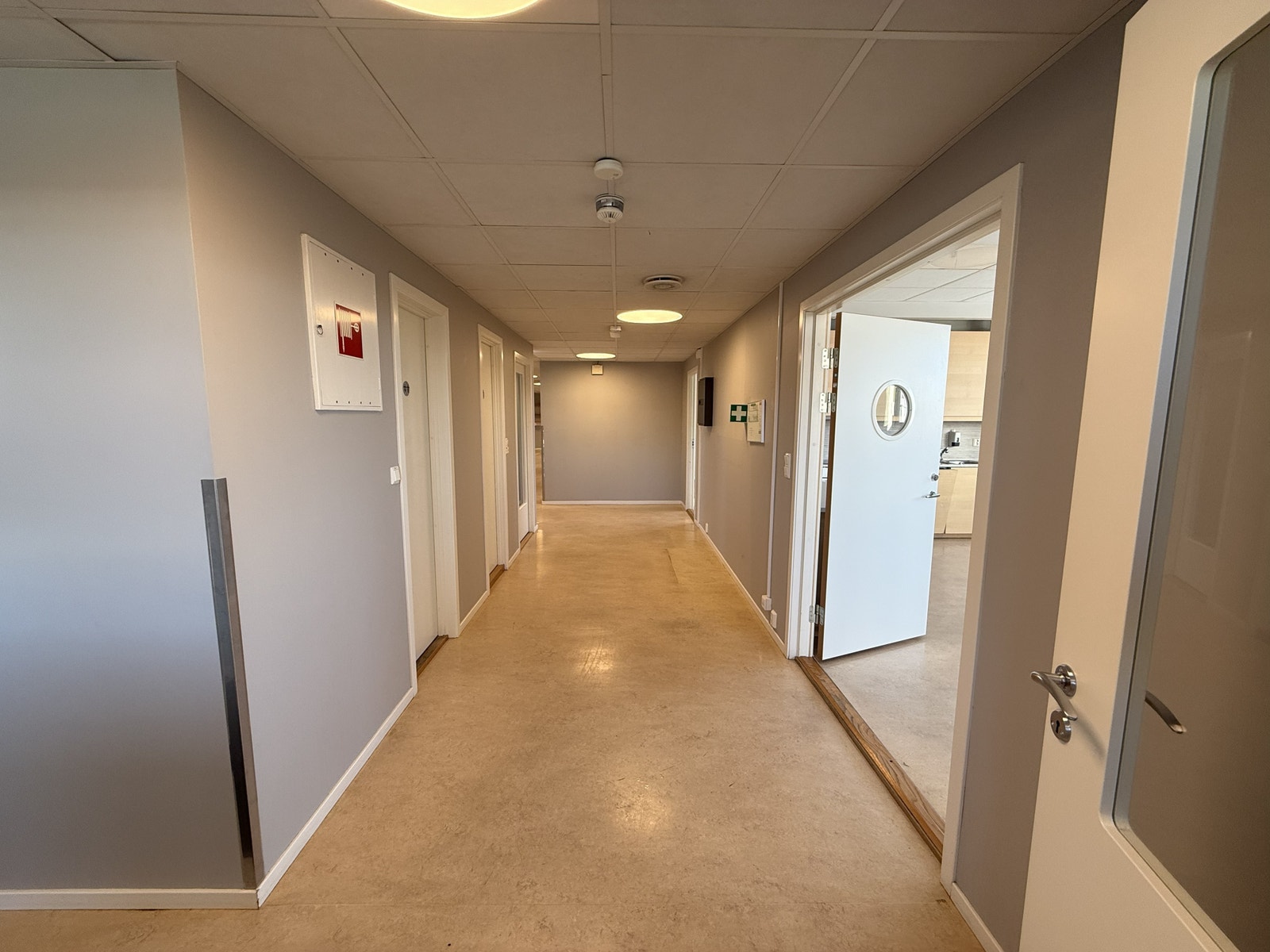 Inngangspartiet inne i arealet, med toaletter og garderobe til venstre, og spiserom til høyre Galleribilde