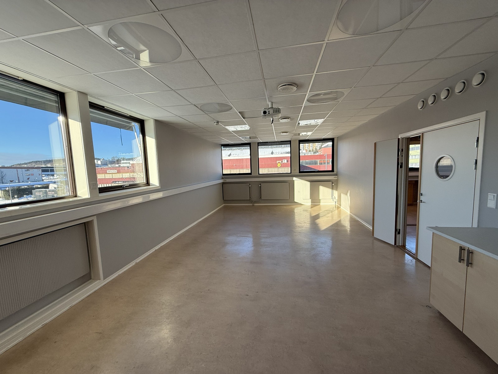 Spiserommet med ryggen mot kjøkkenet. Galleribilde