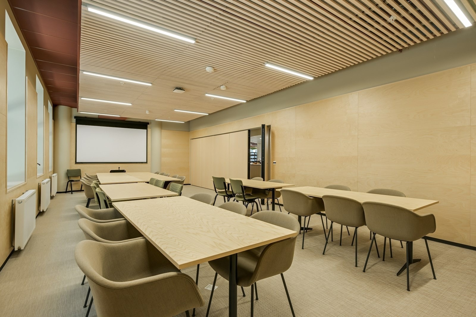 Stort konferanserom til fri benyttelse for byggets leietakere Foto: Kristian Bollæren Galleribilde