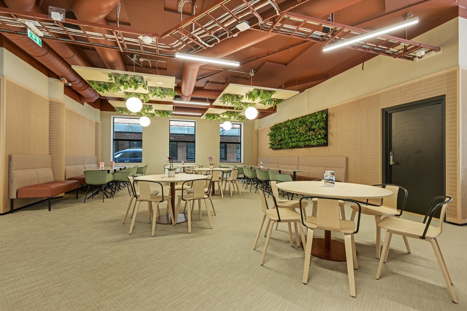 Flott kantine i byggets 1. etasje for byggets leietakere Foto: Kristian Bollæren Galleribilde