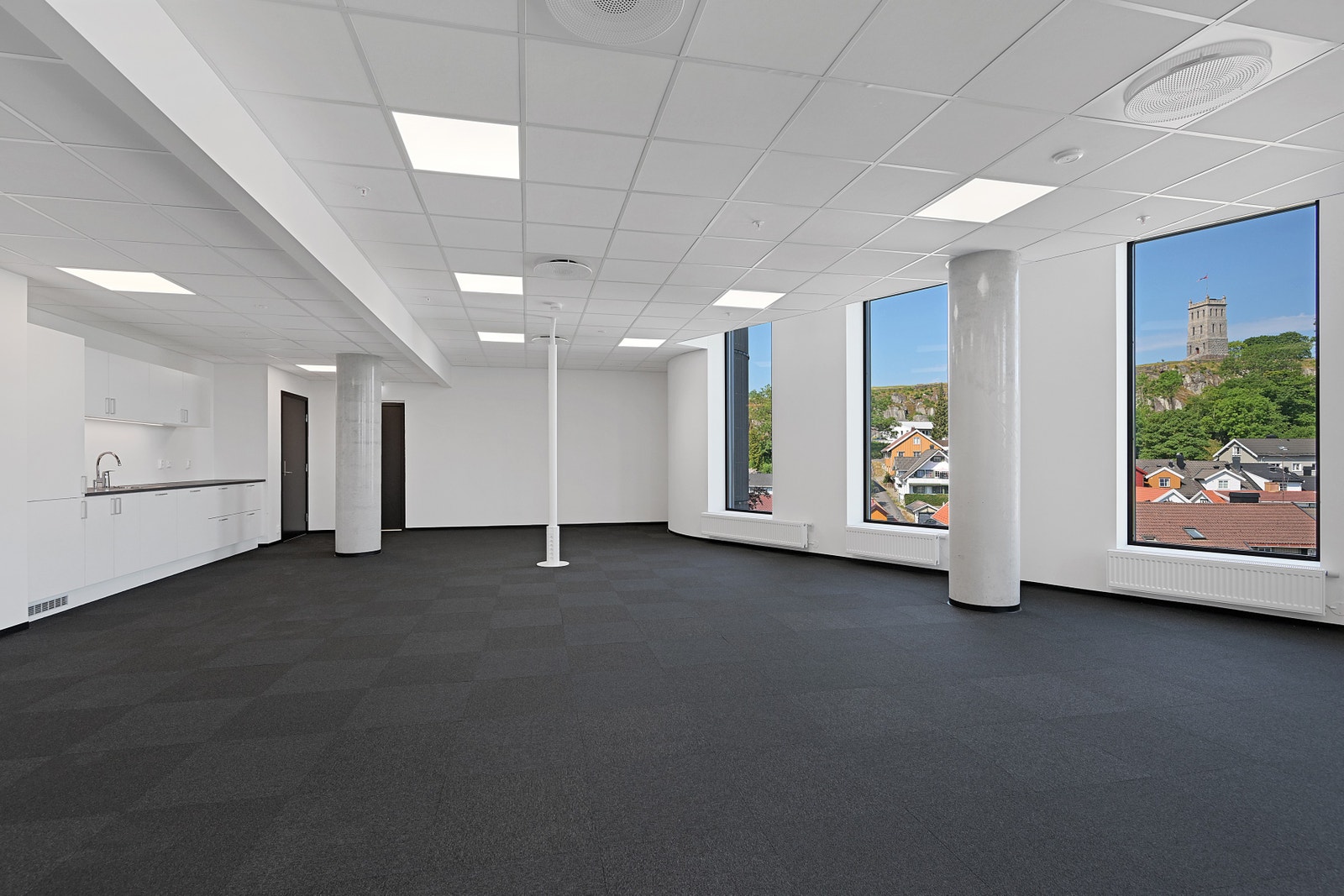 Lyse og luftige lokaler med gode møbleringsmuligheter Foto: Kristian Bollæren Galleribilde