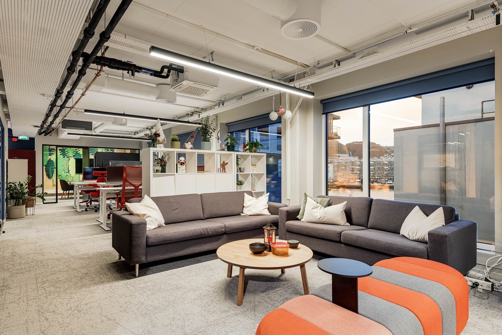 Ledig areal 2. etg. i nybygg del. Ca. BTA 447 m². Landskap og sosial sone mot sjøen. Galleribilde