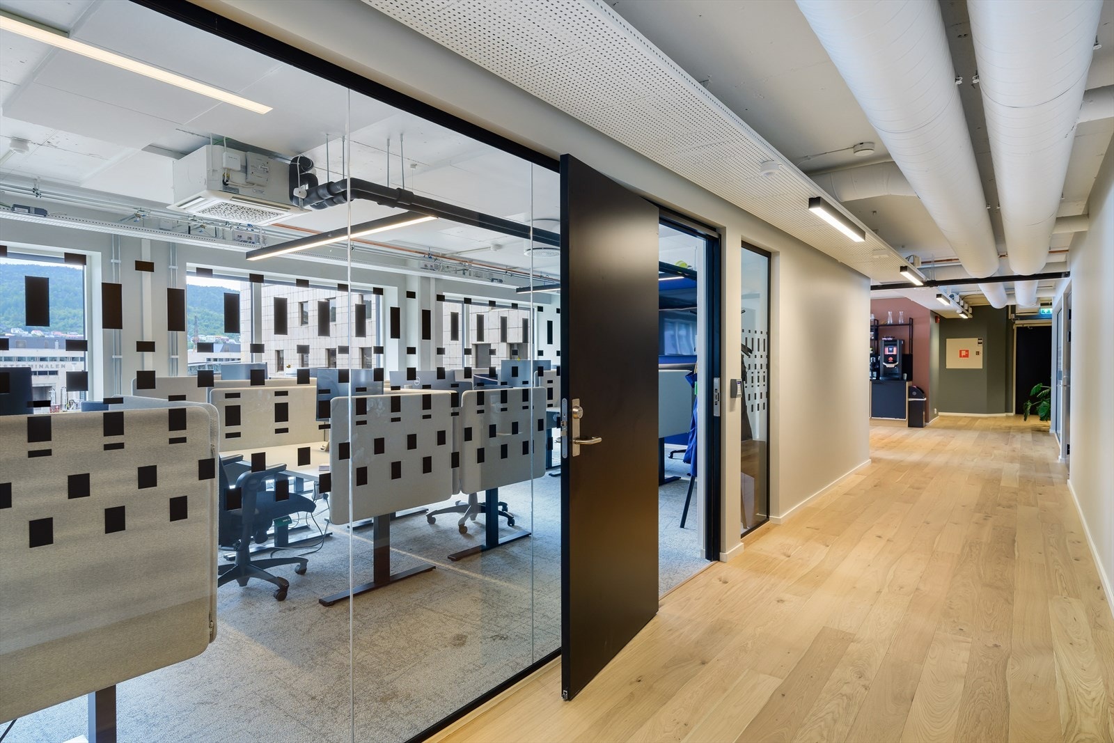 Ledige lokaler i 3. etg. BTA 139 m². Innredet med landskap for 6 - 8 personer og 2 stillerom/cellekontor. Galleribilde