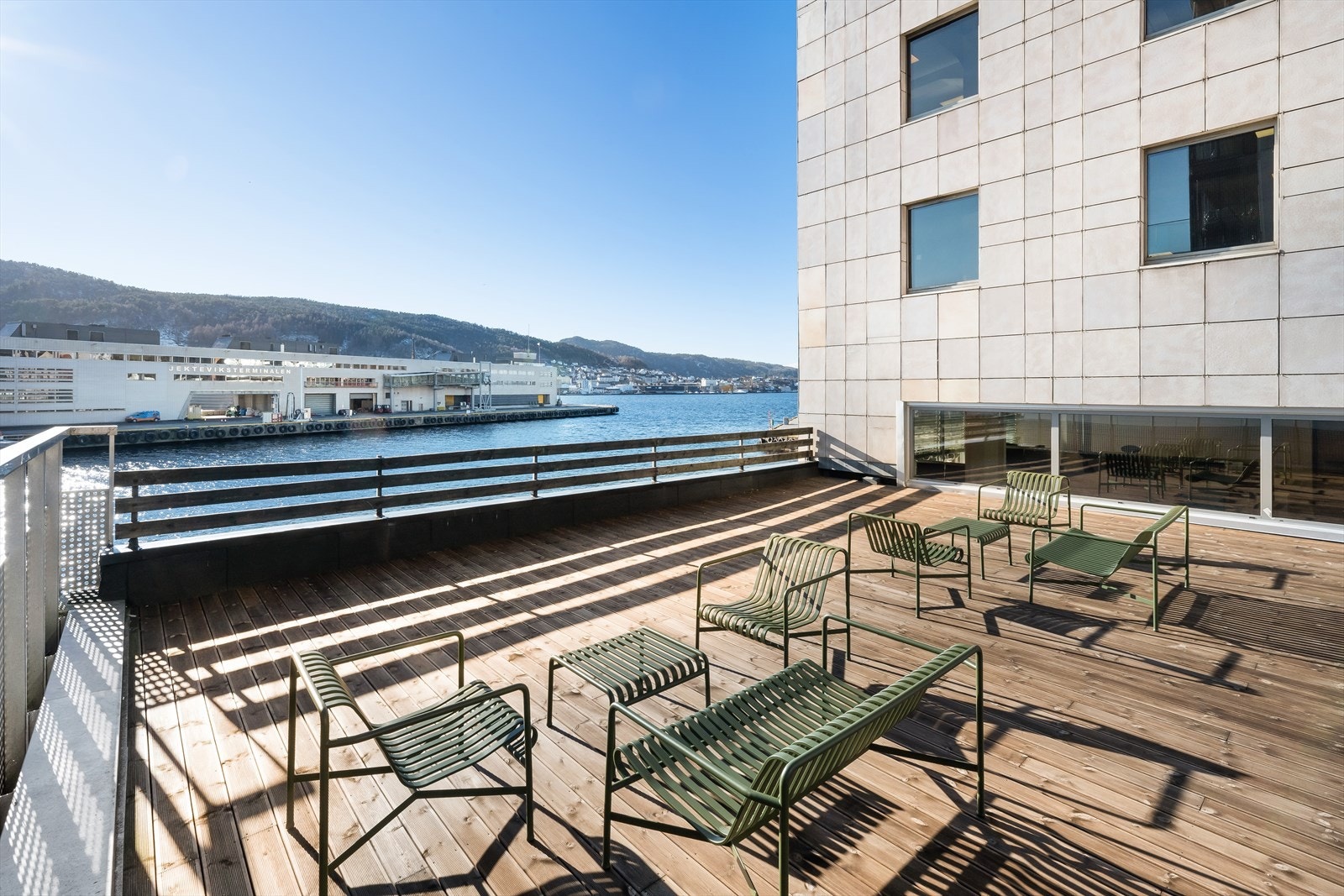 Fellestakterrasse til byggets leietakere. Galleribilde