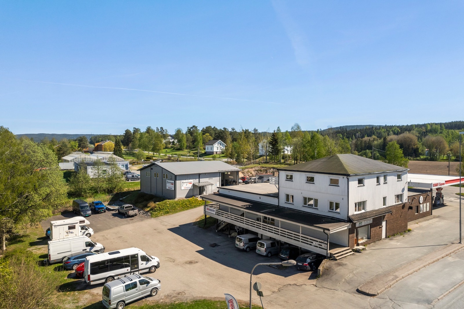 Bygningen inngår i et kombinasjonsbygg med både næring og bolig, og det medfølger parkeringsplass på felles tomt. Galleribilde