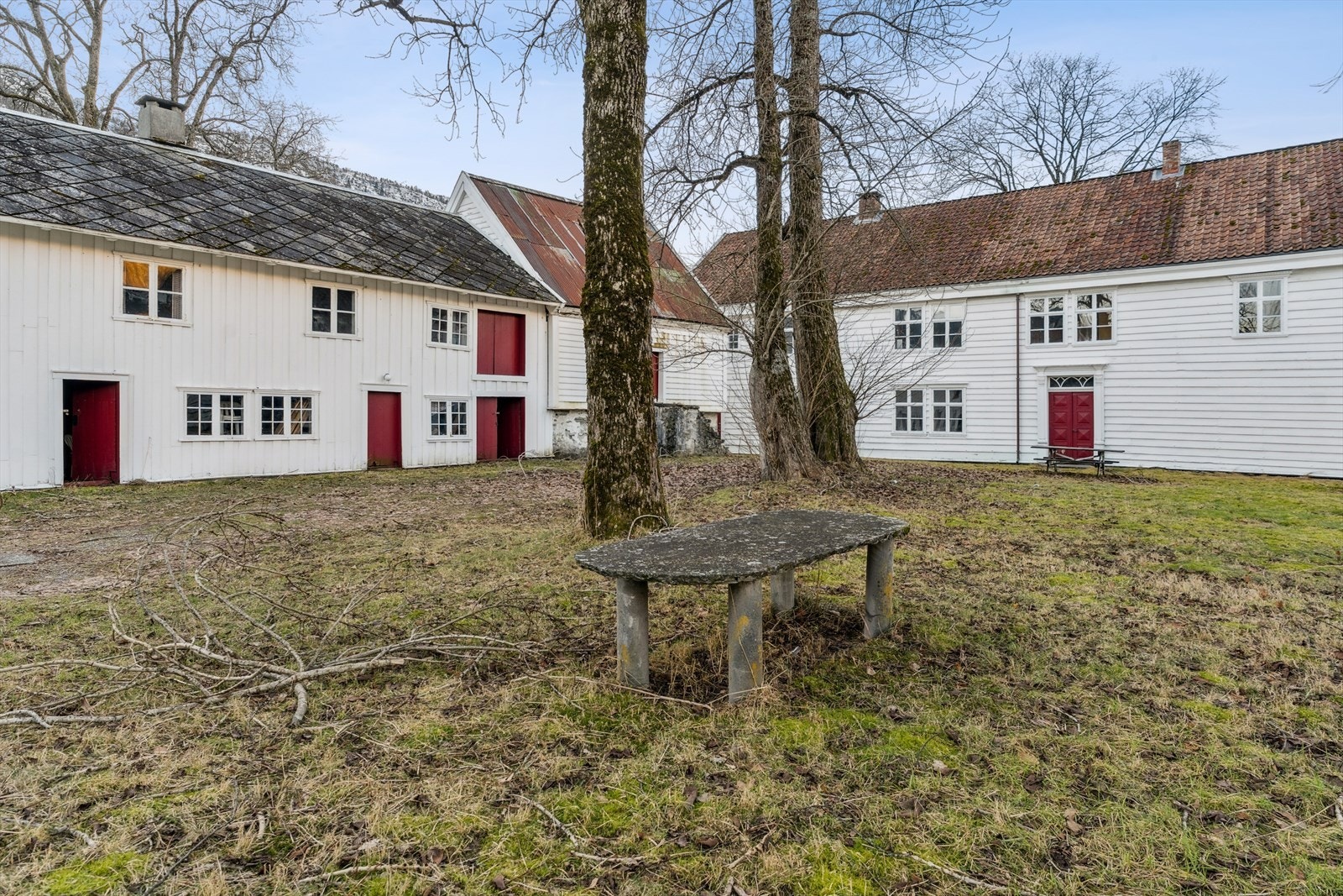 Yris Hotell har ei sentral plassering i Nordfjordeid sentrum, med kort gangavstand til fjorden, kaféer, butikkar, forretningar, kulturtilbod, samt etablert cruise og turisttrafikk. Galleribilde