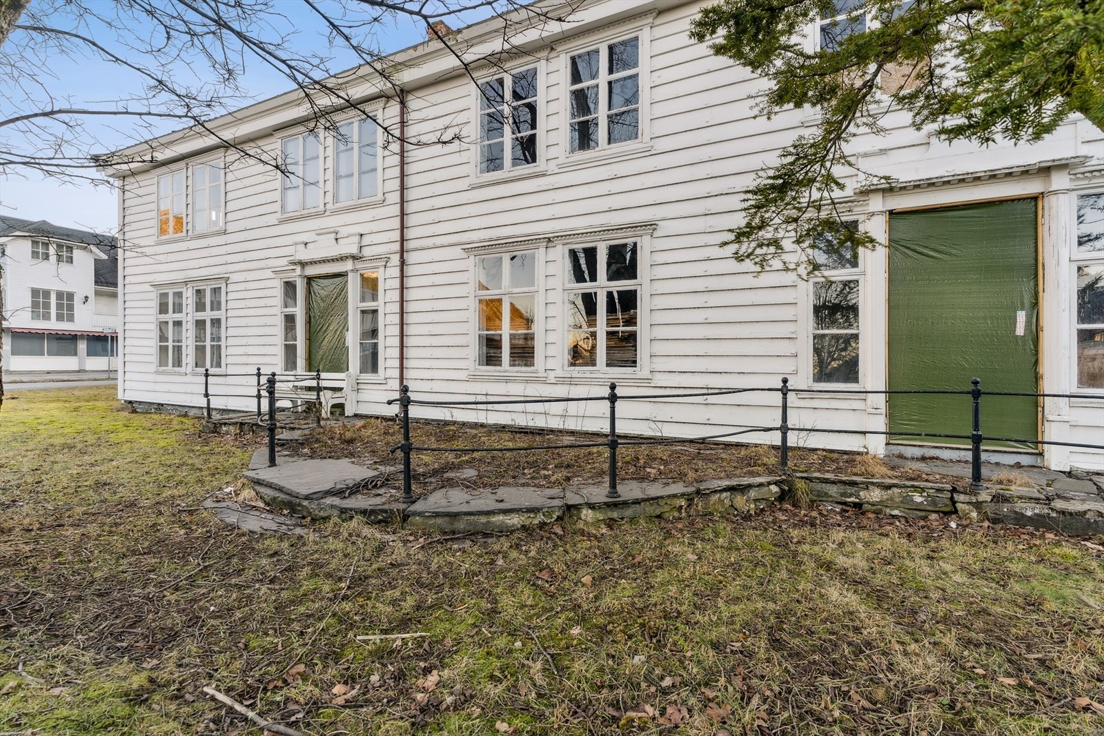 Bygningen er freda, og kulturmiljøet rundt er regulert til bevaring og utpeikt som eit viktig kulturminne i kommunen. Galleribilde