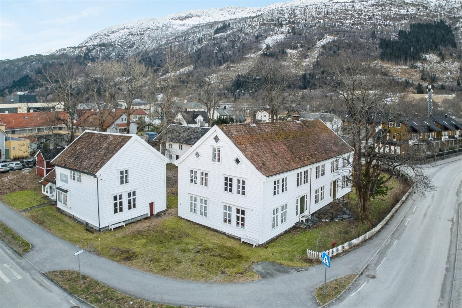Det er kort avstand til nokre av dei mest besøkte attraksjonane på Vestlandet, til dømes sagastad, selje kloster, reviksanden, hoddevika, kannesteinen, briksdalsbreen, jostedalsbreen, lodalen, oldedalen, loen skylift og via ferrata. Galleribilde