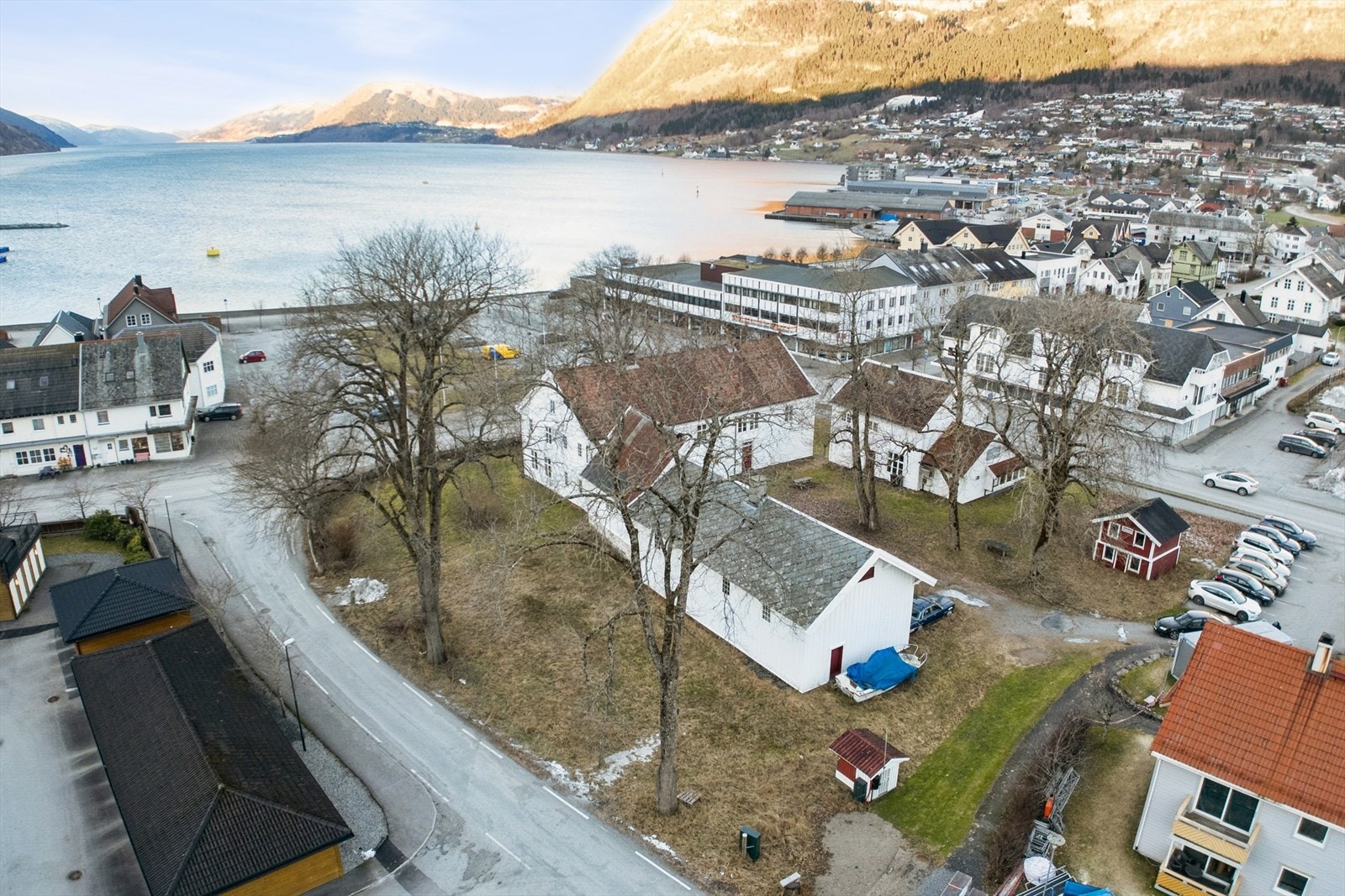 Eit unikt objekt med fantastisk fjordutsikt og særs sentral beliggenheit i hjartet av Nordfjordeid. Galleribilde