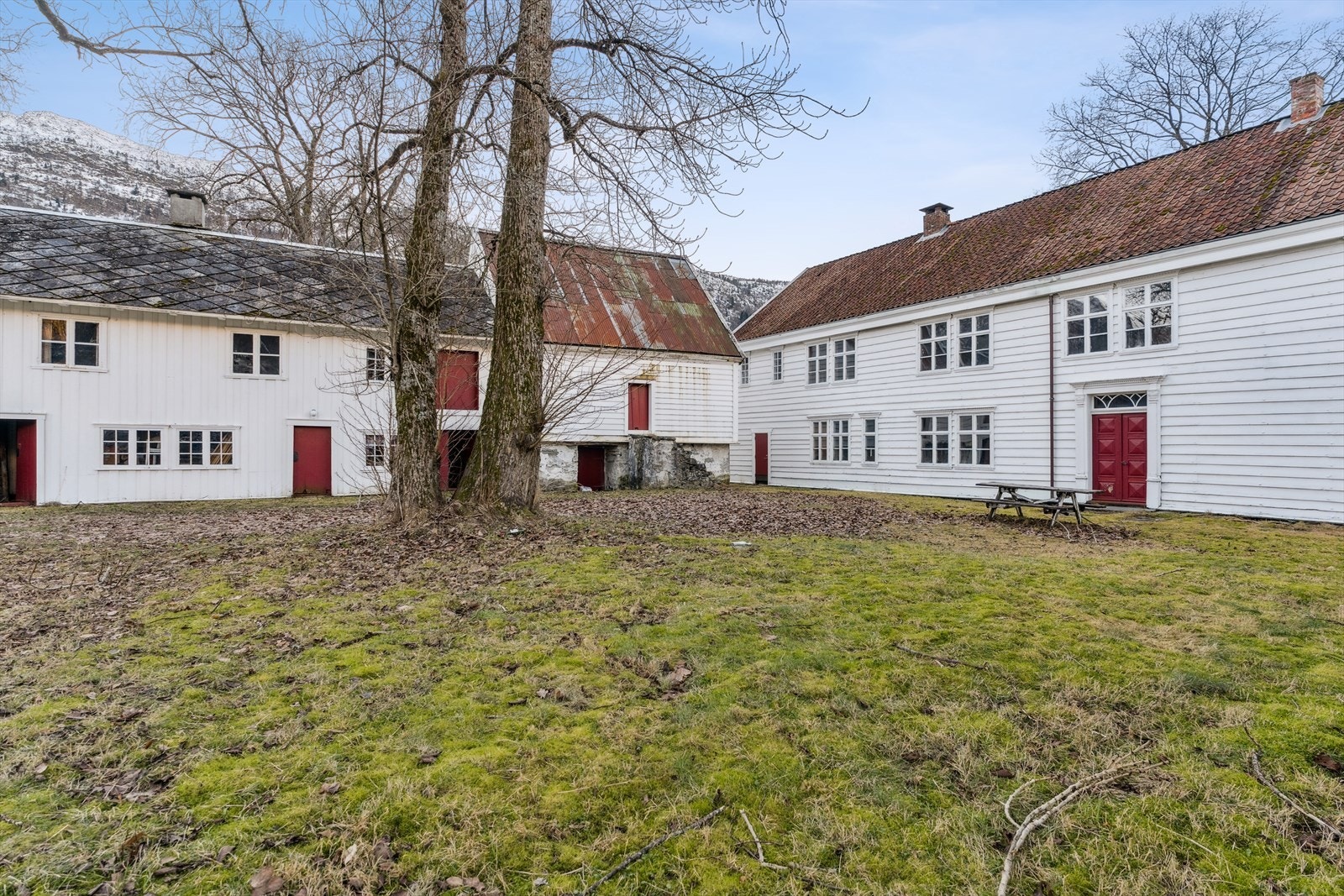 Ein koseleg gårdsplass med mykje potensial. Galleribilde