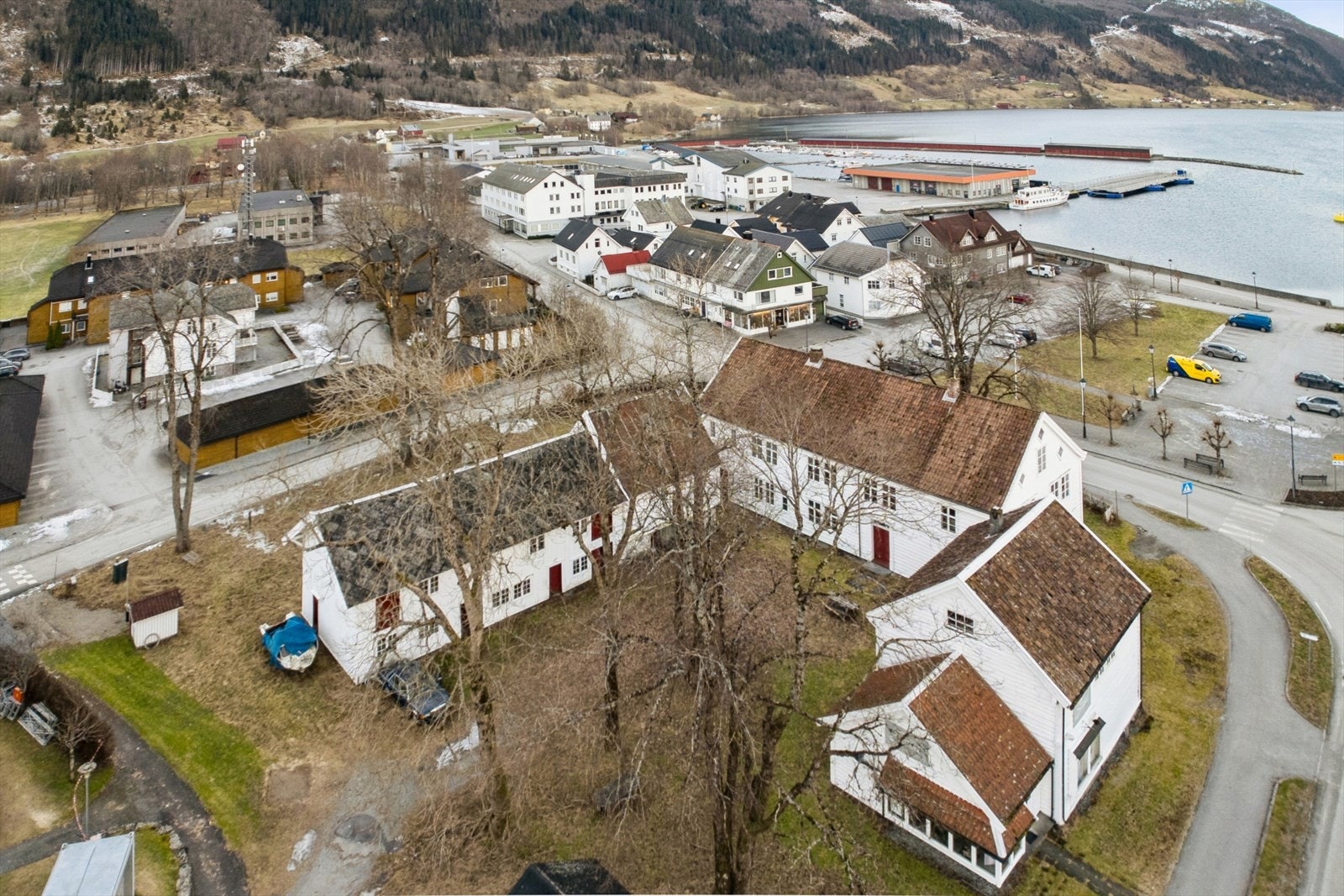 Det er restriksjonar for bebygging på nabotomta mot sjøen, slik ein vil ikkje få noko bygg framfor seg og dermed sikrar den flotte utsikta. Galleribilde