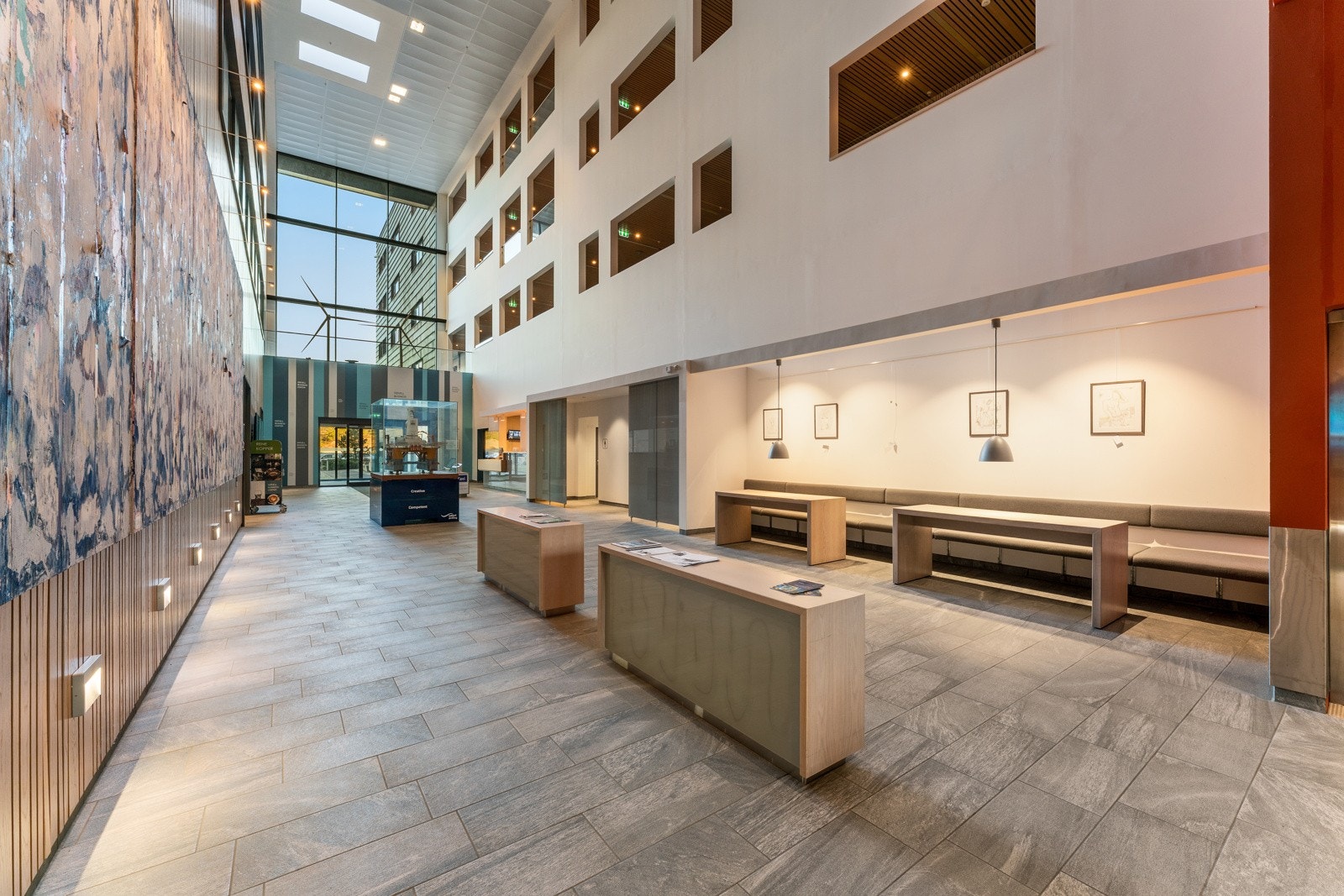 - Odfjell Business Center tilbyr fullservice med bemannet resepsjon, møteromspool og auditorium med kapasitet for ca. 100 personer - Galleribilde