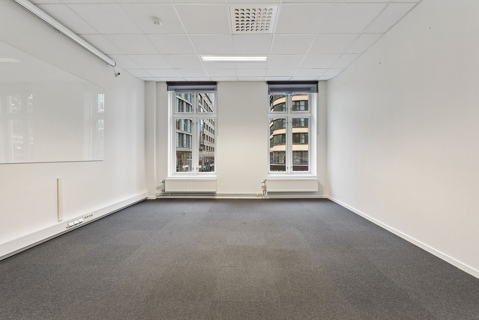 Et lyst kontorlokale med gode vindusflater som skaper en behagelig arbeidshverdag. Galleribilde