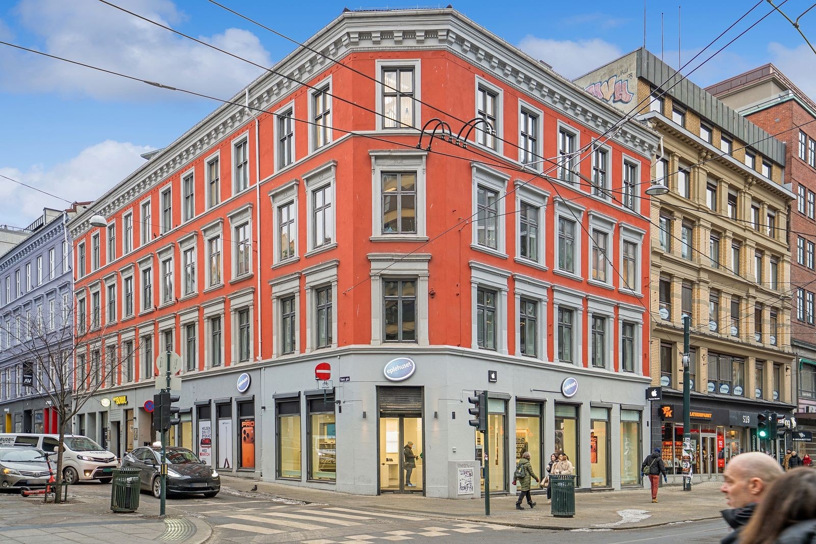 Kontorene ligger i et markant hjørnebygg med god synlighet mot gate. Fasaden er klassisk og velholdt. Galleribilde