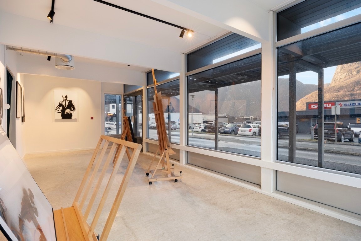 Der er eit næringsareal i bygget som per i dag er utleigd til ein fotograf. Her er galleriet som ligg mot gata. Galleribilde
