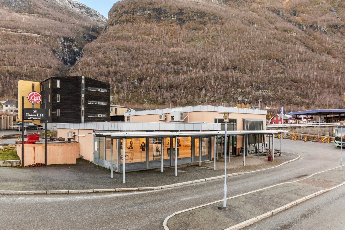 Næringsareal sentralt i Øvre Årdal. Bygget er i sin heilskap leigd ut til næringsføremål. Galleribilde