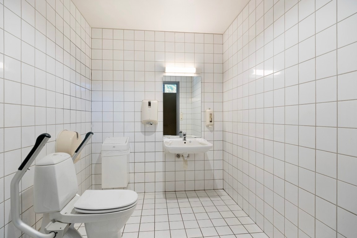 HC-WC i 1.etasje med tilkomst frå venterommet på skysstasjonen. Galleribilde