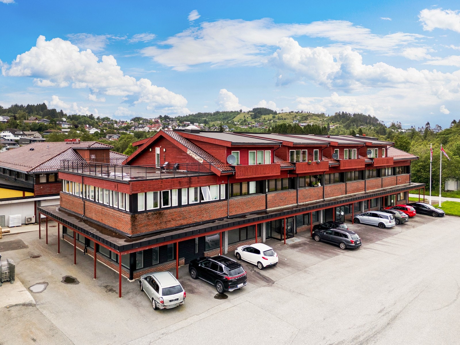 Bygget består av næringslokale i 1.etasje og leiligheter i 2. og 3.etasje Galleribilde