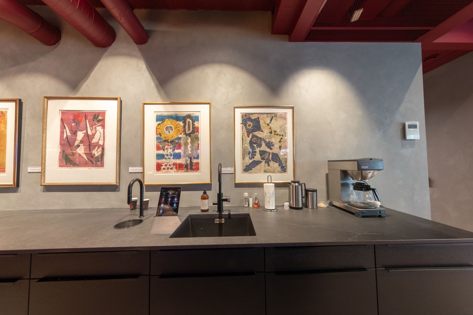 Egen kjøkkenbenk med purewater system, kaffe m.m. Galleribilde