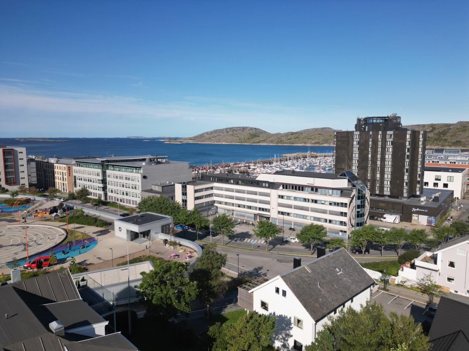 Utsikt i mot nordvest med sentrum og småbåthavna. Galleribilde