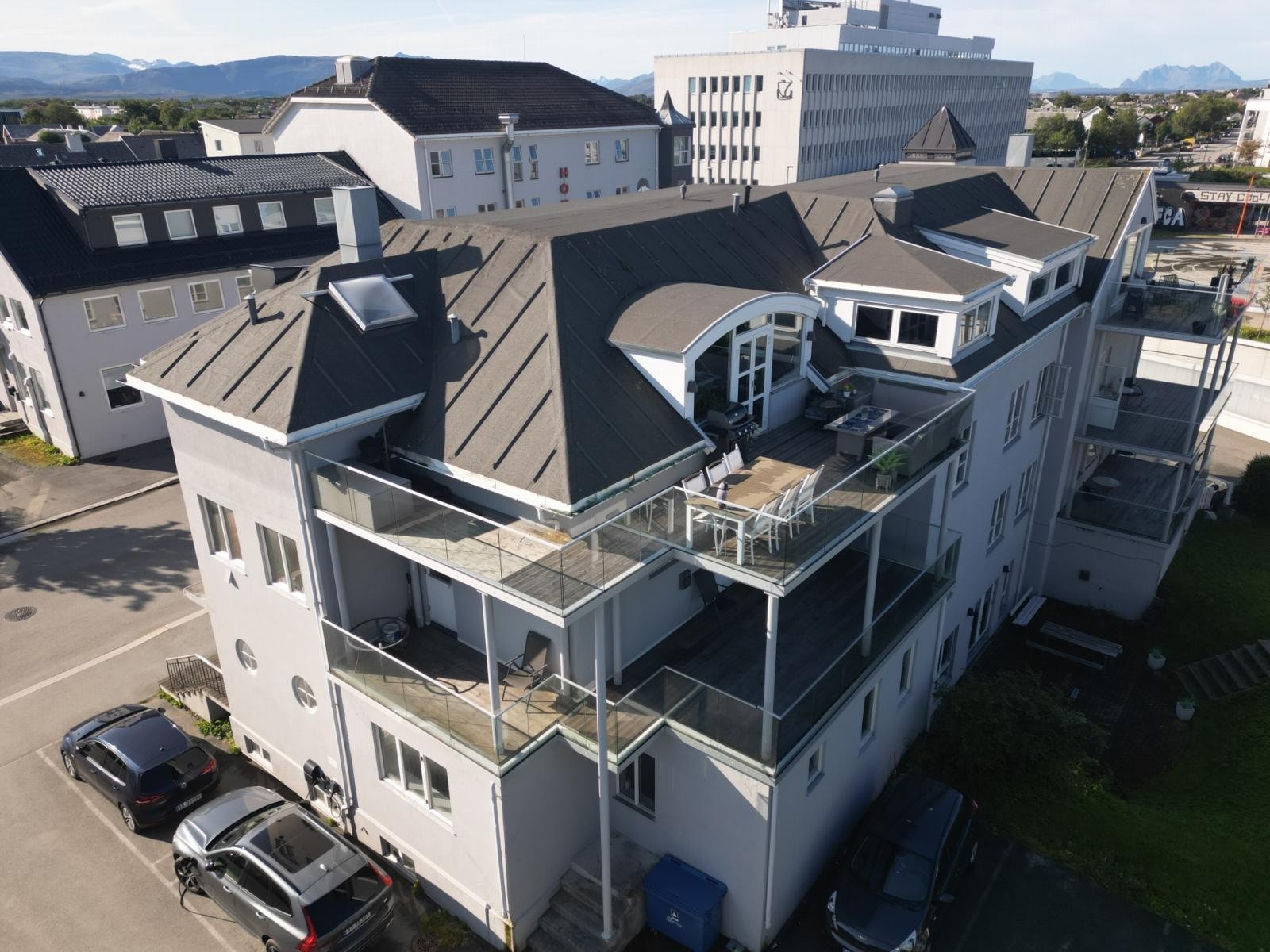 Nyholmsgata 9. Private leiligheter øverst. Galleribilde