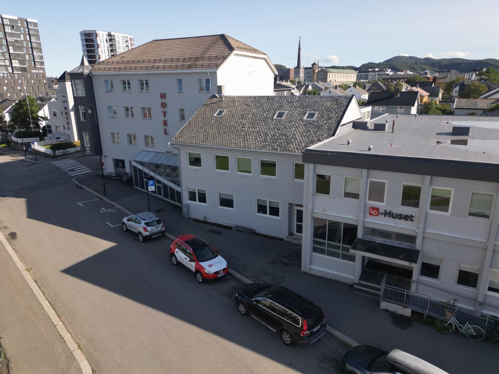 LO-bygget til høyre. Galleribilde