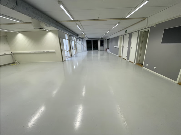 1. etasje mot kontorer og utgang Galleribilde