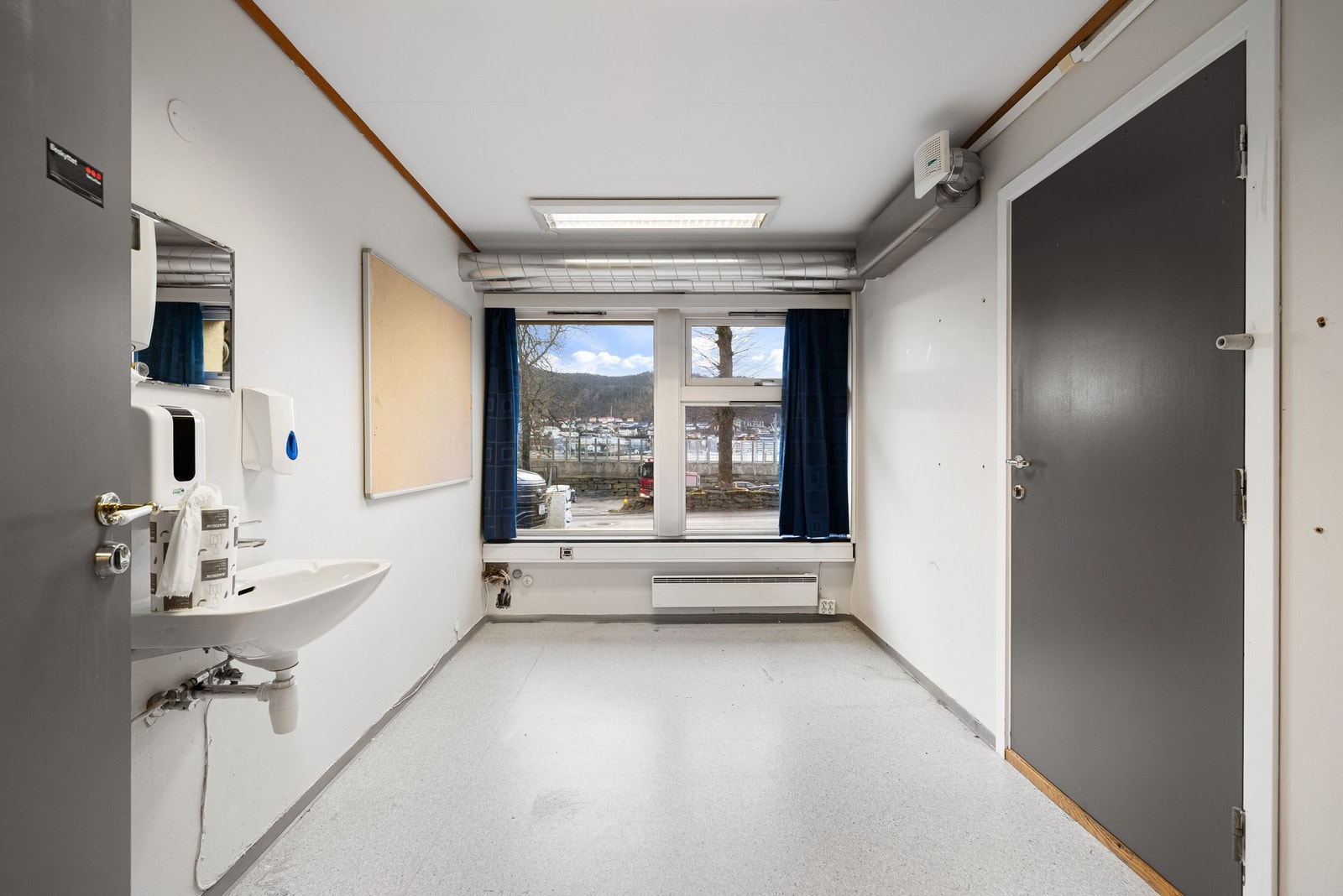 Bygget er innredet med flere kontorer, mange hybler med felles bad og oppholdsrom m.m. Galleribilde