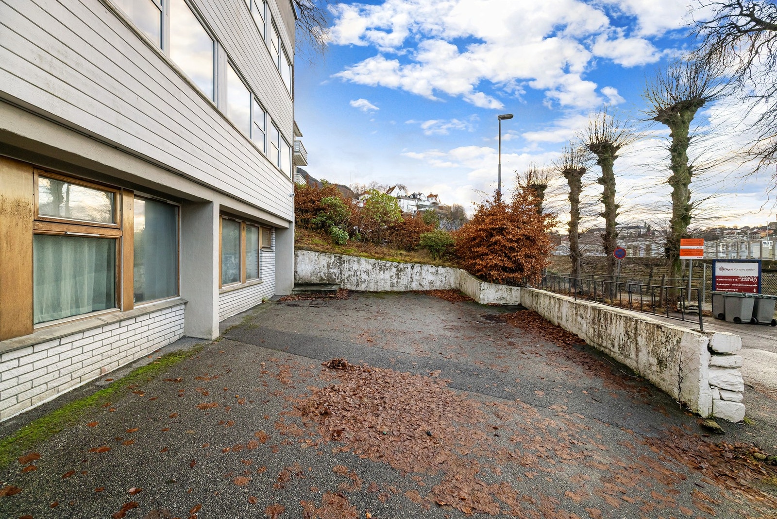 På fremsiden av Kalfarveien 102 er det en asfaltert biloppstillingsplass. Galleribilde